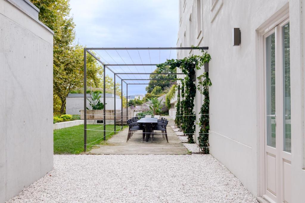 Alfresco dining on the terrace at Reframe Stay 1