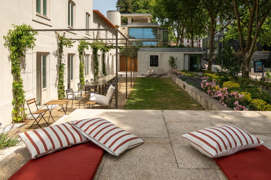 The garden and terraces at Reframe Stay 1