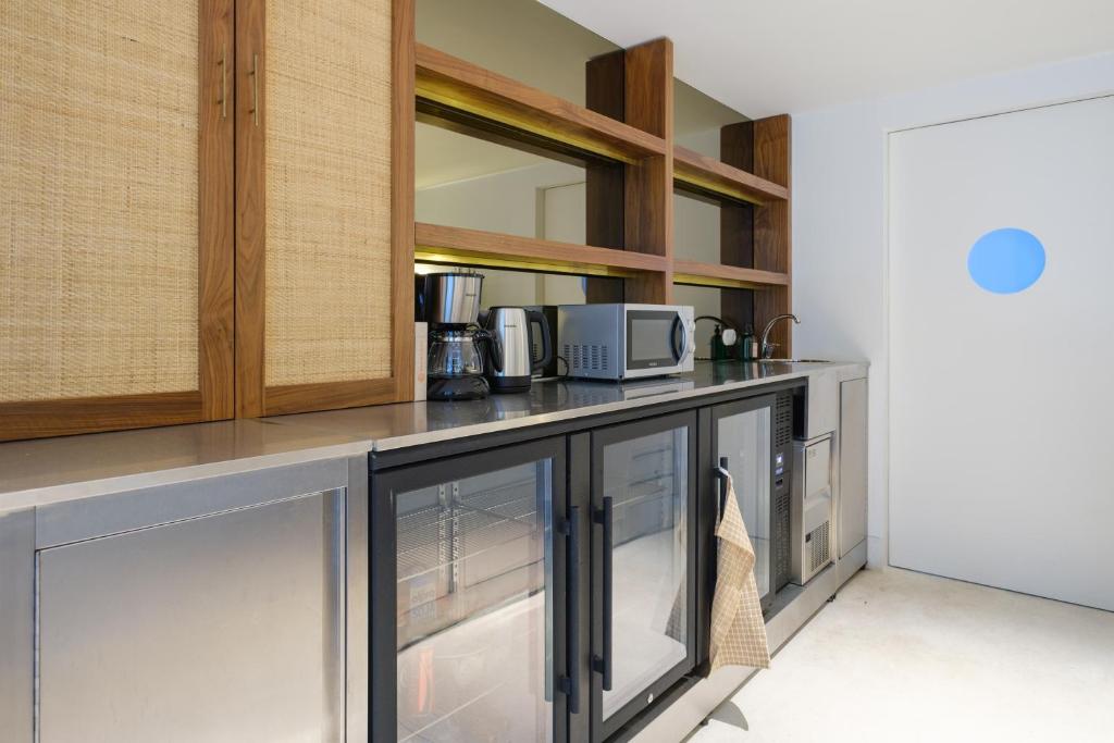 The open kitchen and marble island at Reframe Stay 1